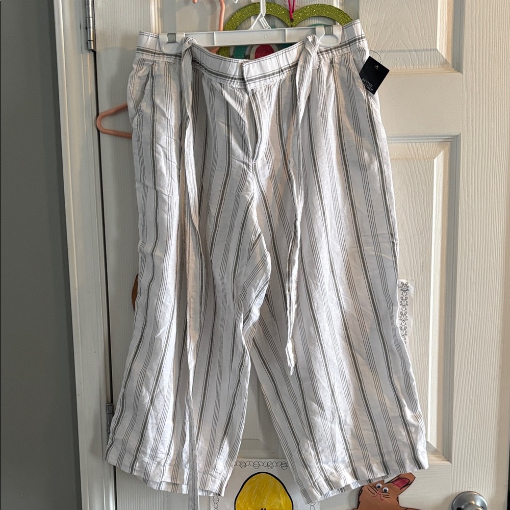 Liz Claiborne Gray and White Crop Pants